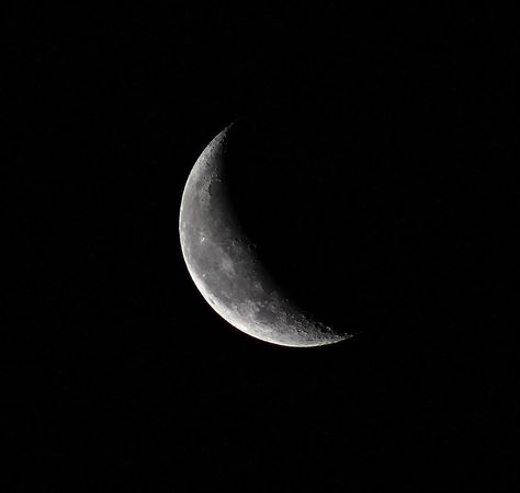 Waning Crescent Moon | This mornings stunning waning Moon ;0) Warning Crescent Moon, Waning Crescent Tattoo, Waning Crescent Moon Aesthetic, Waning Crescent Moon Wallpaper, Waning Crescent Moon Tattoo, Moon Drawings Aesthetic, Gphi Graphics, Crescent Moon Aesthetic, Waning Crescent Moon