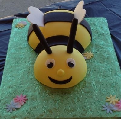 What's it gonna bee? By TaylorsCakeMom on CakeCentral.com Bee Birthday Cake, Bumble Bee Cake, Bee Cake, Bumble Bee Birthday, Bee Birthday Party, Bee Cakes, 3rd Birthday Cakes, 1st Birthday Cakes, Cake Stuff