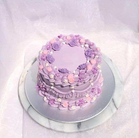 ig: twiinkleycakes Purple Vintage Cake, Coquette Food, 26 Birthday Cake, Minimalist Cakes, Round Birthday Cakes, 19th Birthday Cakes, Purple Cakes Birthday, Circle Cake, Lavender Cake