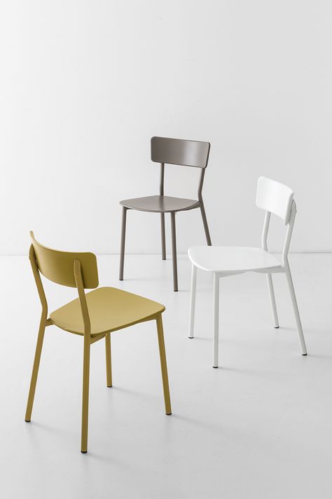 A modern twist on a traditional café chair, the Jelly by Calligaris has a durable plastic seat and back, framed by solid Beech wood. Available in a variety of contemporary finishes. Cafe Chairs And Tables, Minimalist Chair, Chair Design Modern, Modern Cafe, Interior Design Presentation, Chair Options, Hospital Furniture, Cafe Tables, Cafe Chairs