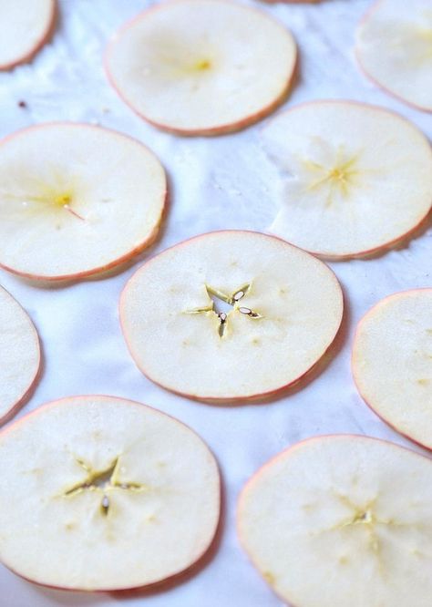 SLice up apple and bake them for crispy apple chips! Baked Apple Chips, Dried Apple Rings, Apple Chips Baked, Cookies And Cups, Apple Wreath, Apple Rings, Apple Recipes Easy, Fall Months, Apple Chips