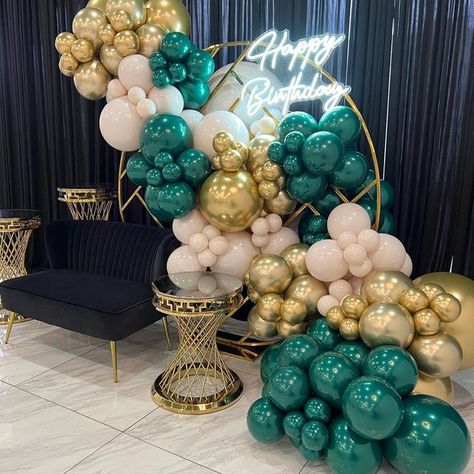 Emerald Green Birthday Party Ideas For Men, Emerald Green Centerpieces Flowers, Emerald Birthday Decorations, Emerald Balloon Garland, Emerald Green Backdrop Ideas, Emerald Party Decorations, Emerald Decorations Party, Emerald Green 21st Birthday, 18th Birthday Party Ideas Green