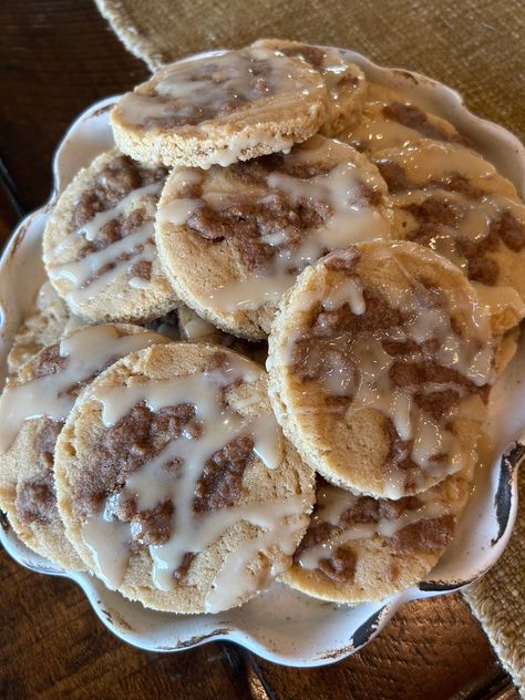 These could definitely pass for breakfast (wink wink). Honey Bun Brownies Recipe, Honey Bun Cookie Recipe, Honey Bun Brownies, Honey Bun Cookies, Honey Cookies Recipe, Edible Recipes, Honey Bun Cake, Bun Cake, Baked Dessert