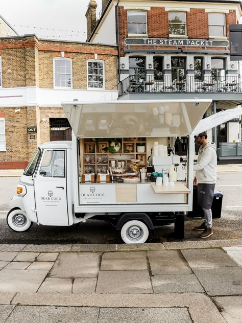 A Street Coffee Car With Heart - La Marzocco Home Tacos To Go, Mobile Coffee Cart, Coffee Food Truck, Mobile Cafe, Coffee And Walnut Cake, Mobile Coffee Shop, Opening A Coffee Shop, Coffee Van, Street Coffee