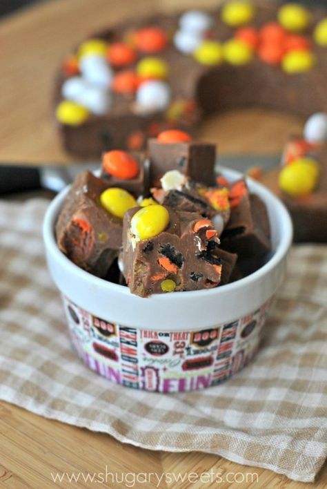 M&M Fudge Ring Halloween Fudge, Halloween Candy Recipes, Leftover Candy, Leftover Halloween Candy, Shugary Sweets, Fudge Easy, Health Desserts, Homemade Candies, Halloween Desserts