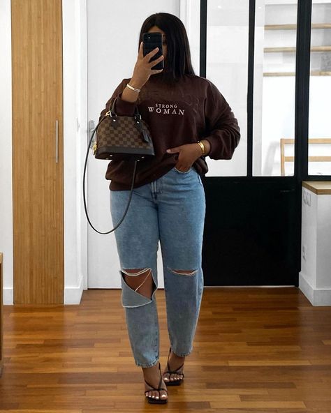 Sweatshirt Jeans And Heels, Sweatshirt With Heels Outfit, Casual Heels With Jeans, Trendy Sweatshirt Outfit, Jeans And Sweatshirt Outfit, Bershka Bag, Louis Vuitton Jeans, Bag Louis Vuitton, Sweatshirt Outfit