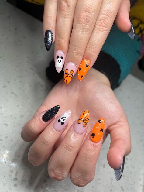 Mickey Ghost, Mickey pumpkin, Halloween themed Disney acrylic nail design Country Acrylic Nails, Disney Themed Nails, Disney Halloween Nails, Mickey Ghost, Disneyland Nails, Faded Nails, Funky Nail Designs, Disney Acrylic Nails, Minnie Mouse Nails