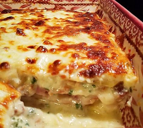 You may have seen this recipe referred to as Potato Lasagna because the ingredients are layered. This dish is a little bit like scalloped potatoes but the added layers of ham and mozzarella give it… Ham Cheese Potato, Ham Pasta Recipes, Ham And Potato Recipes, Ham Ideas, Pasta Recipes Easy, Ham And Cheese Casserole, Ham Casserole Recipes, Potato Lasagna, Ham And Potato Casserole