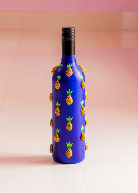 Art work on Bottle. Pista shells glued on wine bottle 😊 Pista Art Pistachio Shells, Pista Shell Art Diy Crafts, Pista Shell Crafts On Bottles, Pista Painting, Pista Shell Bottle Art, Art And Craft Ideas Creativity For Home, Bottle Art With Pista Shell, Cute Bottle Painting Ideas, Pistachio Shell Art