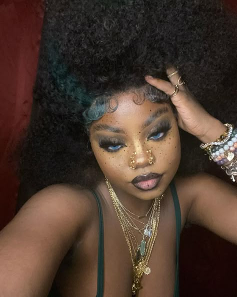 Earthy Aesthetic Makeup, Earthy Girl Makeup Black Women, Earthy Black Woman Makeup, Earthy Makeup Looks Black Women, Earthy Makeup Looks, Earthy Makeup, Blue Contact Lenses, Afro Goth, Female References