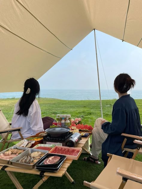 Picnic In Japan, Korean Camping Aesthetic, Picnic With Friends Aesthetic, Korean Camping, Camping Aesthetic Friends, Simple Camping Meals, Tent Aesthetic, Camping Lunch Ideas, Camping Setup Ideas