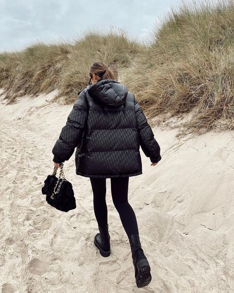 Milena Karl (@milena.karl) posted on Instagram: “sylt uniform 🖤🏁” • Sep 27, 2021 at 4:25pm UTC Milena Karl, Puffer Jacket Style, Puffer Jacket Outfit, Cold Season, How To Look Classy, Black Outfit, Jacket Outfits, Travel Outfit, Puffer