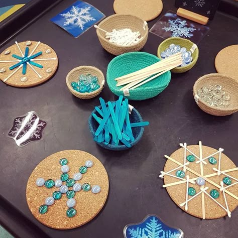 Can you create a snowflake? This week's loose parts provocation ❄ #earlyyears #looseparts #provocationsforlearning #letitsnow Loose Part Activity For Preschool, January Reggio Activities, Winter Provocations, Provocation Ideas, Winter Activities Preschool, Winter Play, Montessori Art, Snow Activities, Snow Theme