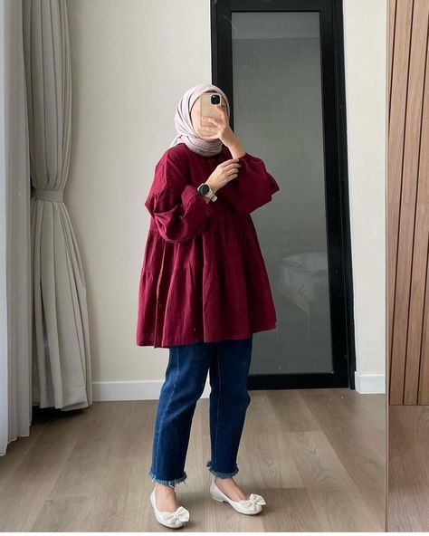 Simple Kurta With Jeans, Hijabi Tops, Hijab Outfit Jeans, Casual Pullover Outfit, Styles Hijab, Kurti With Jeans, Modest Dressing, Shirt Design For Girls, Uni Style