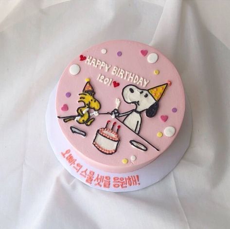 Bolo Snoopy, Korea Cake, Snoopy Cake, Snoopy Birthday, Pretty Dessert, Think Food, Pretty Birthday Cakes, Cute Birthday Cakes, Cute Desserts