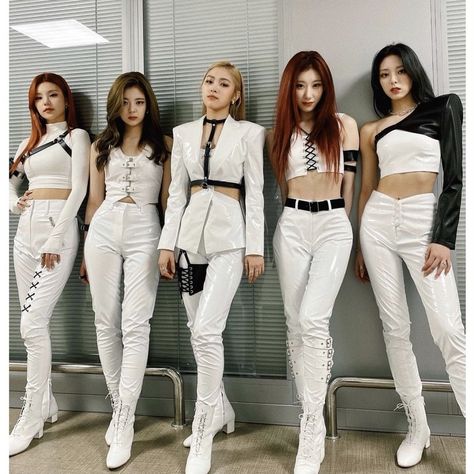 itzy group ot5 Kpop Concert Outfit, Casual Attire For Women, All White Outfit, Kpop Fashion Outfits, Performance Outfit, Kpop Outfits, Stage Outfits, Kpop Fashion, White Outfits