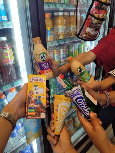 Barkada Picture, Milk Tea With Friends, Philippines Summer, Aesthetic Snacks, Nestle Milk, Fake Photo Sick, Coffee House Design, Filipino Guys, Squad Pictures