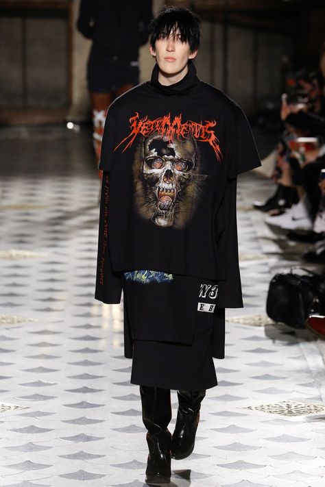 Vetements Fall 2016 Ready-to-Wear collection, runway looks, beauty, models, and reviews. 2023 Outfits, Tokyo Fashion, Man Style, Style Noir, Prince Charming, Harajuku Fashion, Dark Fashion, Cultura Pop, Fall 2016