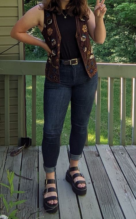 #drmartens #sandals #jeansoutfit #cuteoutfit #simpleoutfitideas Earthy Vintage Outfits, Curvy Cottagecore Outfits, Simple Summer Outfits Casual, Midsize Boho Outfits, Midsize Beauty, Midsize Whimsigoth, Outfit Ideas Plus Size Casual, Granny Core Aesthetic, 25 Year Old Fashion Outfits