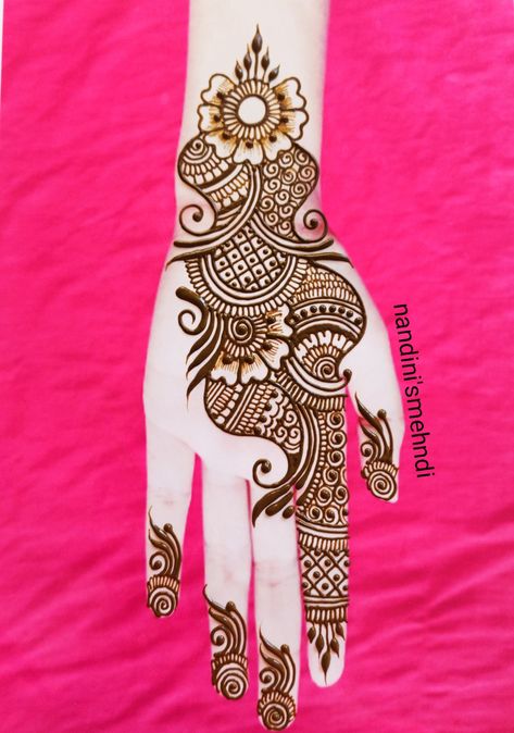 Easy Pretty Henna Designs, Left Hand Mehndi Designs, Front Mehndi, Front Mehndi Design, Simple Arabic Mehndi Designs, Pretty Henna, Mehndi Designs Bridal Hands, Latest Henna Designs, Mehndi Designs For Kids