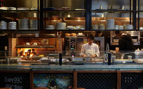 queens Open Kitchen Restaurant, Kitchen Pass, Restaurant Kitchen Design, Bar Restaurant Design, Commercial Kitchen Design, Architecture Restaurant, Open Restaurant, Design Café, Bbq Restaurant