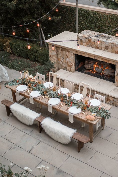 La banca llevará esta como cubierta peludita Fest Temaer, Rustic Wedding Decorations, Outdoor Dinner Parties, Thanksgiving Tablescape, Stone Bar, Outdoor Dinner, Thanksgiving Tablescapes, Built In Grill, Table Set Up