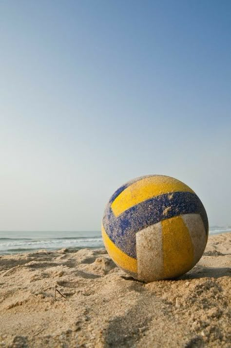 Volleyball Backgrounds, Mode Tennis, Sport Background, Volleyball Photography, Volleyball Wallpaper, Playing Volleyball, Ball Aesthetic, Volleyball Inspiration, Beach Volley