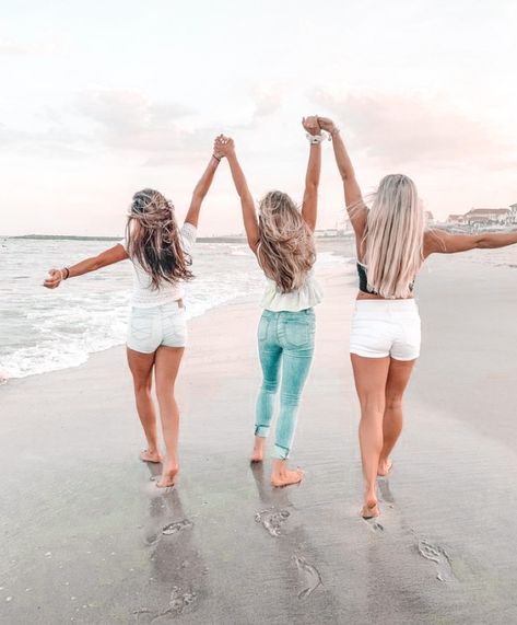 Sister Beach Pictures, Friend Beach Poses, Beach Best Friends, Group Picture Poses, Photo Voyage, Beach Poses With Friends, Cute Beach Pictures, Sisters Photoshoot Poses, Beach Instagram Pictures