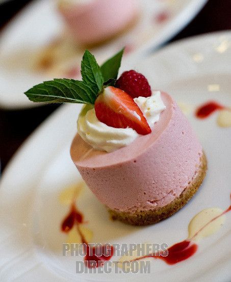 Plated Mini Cheesecake Topped Strawberry Cheesecake Plating Ideas, Summer Plated Desserts, Cheesecake Plated Dessert, Cheesecake Plating Ideas, Cheesecake Plating, No Bake Summer Desserts, Gourmet Food Plating, Fine Dining Desserts, Turtle Cheesecake