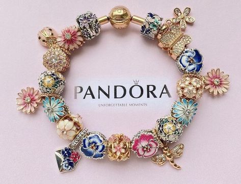 Pandora Bracelet Ideas, Aesthetic Bracelet, Pandora Bracelet Charms Ideas, Xoxo Jewelry, Pandora Bracelet Designs, Dope Jewelry Accessories, Pandora Jewelry Charms, Colourful Life, Wrist Jewelry