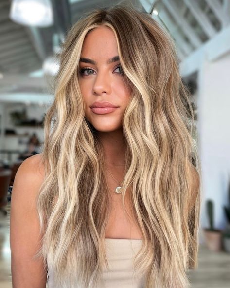 Golden Blonde Dimensional Hair, Money Piece Balayage Blonde, Money Pieces Blonde, Money Piece Hair Blonde, Khole Kardashian, Spring Hair Color Trends, Sandy Blonde Hair, Fall Blonde Hair, Summer Blonde Hair