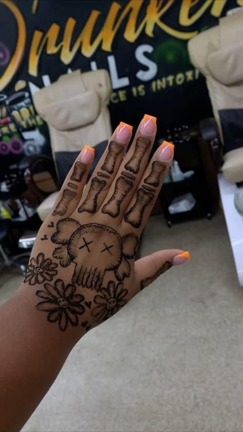 Fake Tats To Draw On Yourself, Hannah Ideas Easy, Mini Henna Tattoo Simple, Hand Tattoos Sharpie, Stuff To Draw On Your Hand With Sharpie, Hand Tattoos For Women Drawing, Cute Easy Henna Designs Hand, Draw On Hand Ideas, Henna Inspo Hands