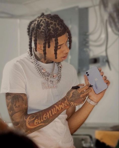 Nle Choppa Braids, White Dreads Men, Dreadlocks Styles Men, Rapper Hairstyles, Nle Choppa Tattoo, Boys Dreads Hairstyles, Dread Styles For Men, 21 Savage Rapper, Mens Dreadlock Styles