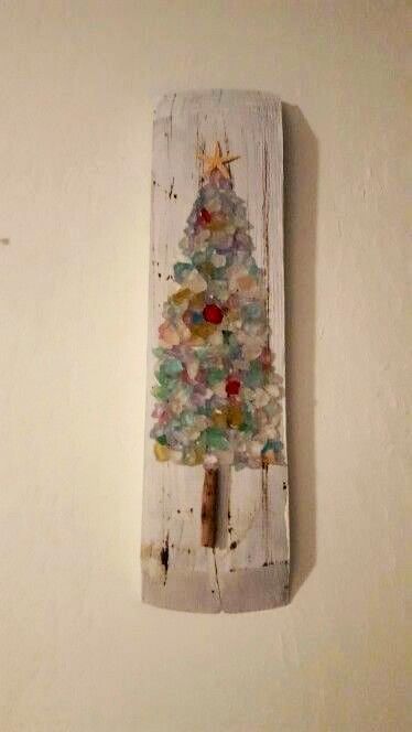 Sea Glass Christmas Tree-I could do this. Sea Glass Christmas, Deco Marine, Beach Glass Crafts, Beach Glass Art, Sea Glass Crafts, Driftwood Crafts, Coastal Christmas, Beach Crafts, Seashell Crafts