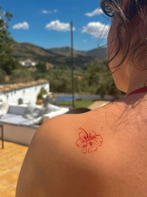 Hawaiian Flower Behind Ear Tattoo, Cute Hibiscus Tattoos, Hibiscus Tattoo On Back, Tattoo Ideas Hibiscus Flower, Aloha Flower Tattoo, Purple Hibiscus Tattoo, Simplistic Tattoo Designs, Hibiscus Rib Tattoo, Hibiscus Tattoo Back