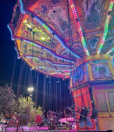 Night Carnival Photography, Carnival Fair Aesthetic, Creepy Carnival Aesthetic, Carnivalcore Aesthetic, Racetrack Aesthetic, Carnival Aesthetic Night, Sapphic Summer, Carnival Core, Suburban Summer