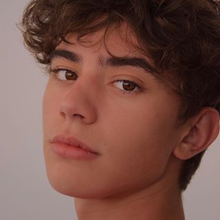 ᴊᴏsʜ 🍒 (@joshhewitt) • Fotos y vídeos de Instagram Brown Hair Blue Eyes Boys, Eboy Aesthetic, Brown Hair Boy, Brown Eye Boys, Brown Hair Men, Boy Haircuts, Brown Hair Blue Eyes, Brown Curly Hair, Makeup Hacks Beauty Secrets