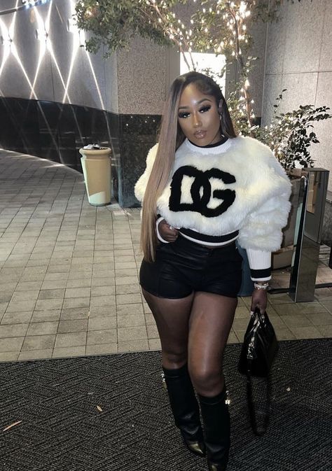 Shark Boots Outfit Black Women Club, Shark Boots Outfit Black Women, Winter Clubbing, Shark Boots, Bad And Boujee Outfits, Ladies Hoodies, Winter Birthday Outfit, Ny Outfits, Black Boots Outfit