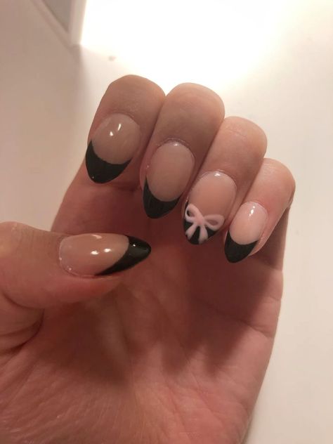 Latest Summer Makeup Trends and Bow Nail Art Designs for 2024 Round Summer Nails Acrylic, Grad Nail Inspo Almond, Cute Bow Nails Almond, Easy Coquette Nails, Cute Black Nails Ideas Simple, Round Nail Inspiration, Coquette Bow Nails, Coquette Nails Almond, Black Bow Nails