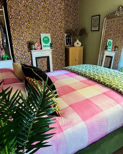 Pink And Green Bedroom, Christmas Content, Maximalist Home Decor, Abstract Eye, Manic Monday, Maximalist Home, Moody Interiors, Animal Instinct, Chic Spaces