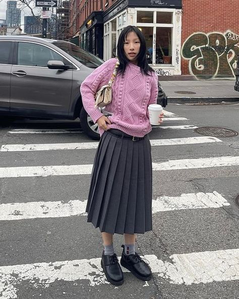 Michelle Hyebin Yang on Instagram: "Pink on a gloomy day" Pleated Skirt Fall Outfit, Pleated Skirt Outfit Fall, Pleated Maxi Skirt Outfit, Pleated Outfit, Pleated Skirt Fall, Pink Skirt Outfits, Midi Outfits, Skirt Outfit Fall, Pleated Skirt Outfit