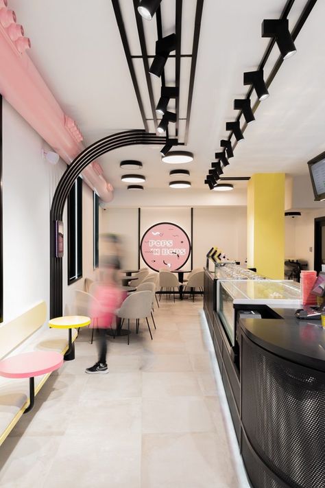 nueva heladería en Valencia Pops´n Bobs de Estudio Huuun #heladerias #moderna #icecream #memphis #ideasdesign #retaildesign #color #black Industrial Retail, Ice Cream Store, Haagen Dazs, Store Interior Design, Wall Bench, Stripped Wall, Neoclassical Interior, White Wall Tiles, Simple Wall Decor