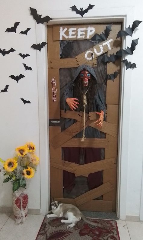 Porta Halloween, Creepy Halloween Decorations, Monster House, Halloween Diy Crafts, Halloween Door, Creepy Halloween, Dia De Muertos, Flower Gift, Halloween Diy