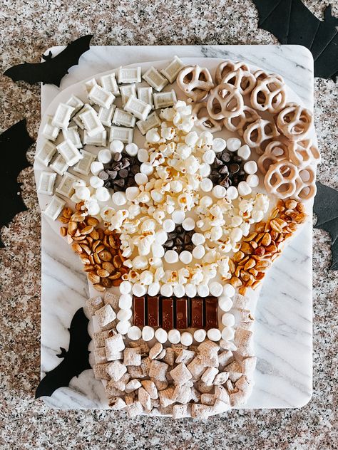 Bones Themed Party, Skeleton Rice Crispy Treats, Skeleton Treats, Skeleton Themed Food, Skeleton Party Food, Edible Skeleton Project, Skeleton Food, Boo Uterie Board, Bone Themed Food