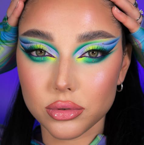 Rio Carnival Outfit, Thanksgiving Makeup Looks, Carnaval Makeup, Spring Makeup Trends, Makeup Tiktok, Blue Eyeshadow Looks, Vibrant Makeup, Eyebrow Grooming, Graphic Makeup