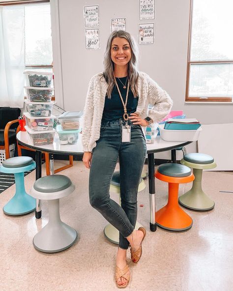 Mom Jeans Outfit Teacher, Black Jeans Teacher Outfit, Jeans Teacher Outfits, Jeans Outfit Teacher, Teacher Spring Outfits, Teacher Aide Outfits, Teacher Outfits Winter, Easy Teacher Outfits, High School Teacher Outfits