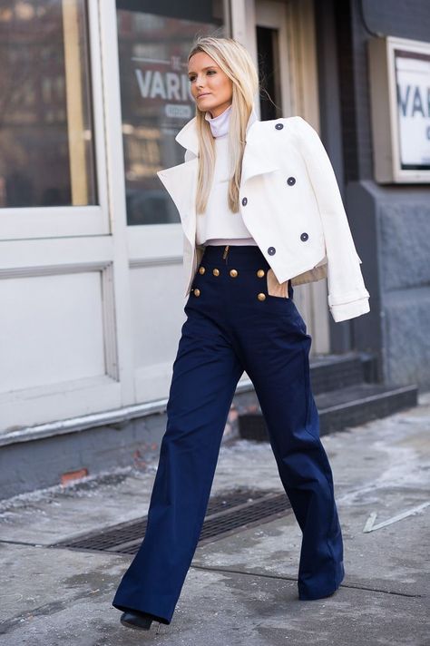 ways-to-wear-sailor-pants-fashionably-7 Sailor Pant Outfits-17 Ways to Wear Sailor Pants Fashionably Sailor Pants Outfit, Navy Pants Outfit, Styles Dress, Funny Couple, Sailor Pants, Outfit Trends, Nautical Fashion, Business Outfit, Looks Chic