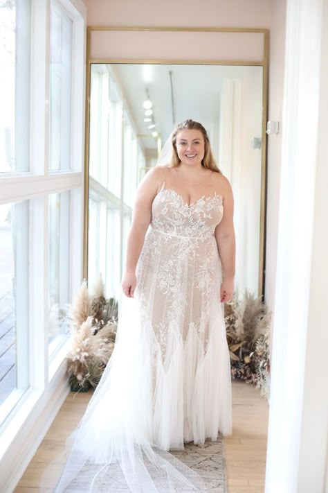 Plus Size Wedding Dresses Art Deco, Unique Plus Size Wedding Dresses Veaul, Plus Size Stella York Wedding Dresses, Plussize Weddingdress, Wedding Dress Shopping Tips, Hayley Paige Plus Size Wedding Dress, Rebecca Ingram Wedding Dresses Plus Size, Plus Size Wedding Gown, Lounge Logo