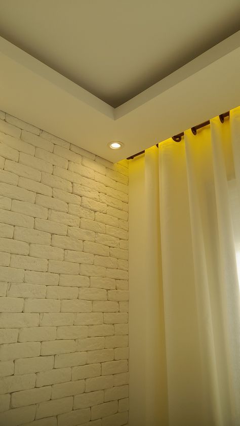 Cortineiro iluminado luz quente, com sanca aberta iluminada e tijolinho de gesso. False Ceiling Ideas, Wallpaper Ceiling, Ceiling Ideas, False Ceiling, Pasta, Ceiling, Lingerie, Tv, Instagram