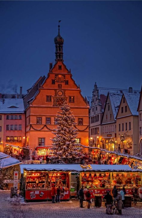 Auf der Suche nach dem schönsten #Weihnachtsmarkt der Welt? Wir haben die tollsten #Adventsmärkte und #Christkindlmärkte für euch auf www.lilies-diary.com zusammengesucht! Germany Christmas Market, Christmas Germany, Rothenburg Germany, Christmas Market Stall, Christmas Markets Germany, European Christmas Markets, Christmas In Germany, Germany Christmas, Romantic Road